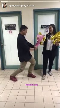   So Sweet! Calon Suami Beri Bunga ke Kahiyang Usai Sidang Tesis