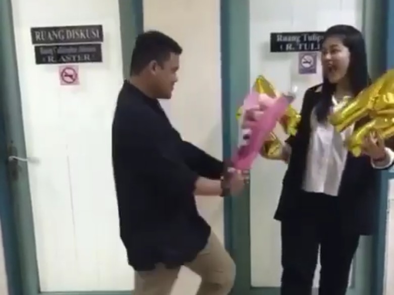 So Sweet! Calon Suami Beri Bunga ke Kahiyang Usai Sidang Tesis So Sweet! Calon Suami Beri Bunga ke Kahiyang Usai Sidang Tesis