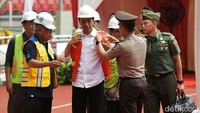 Jokowi memakai rompi saat tiba di GBK. Pool/Setkab.
