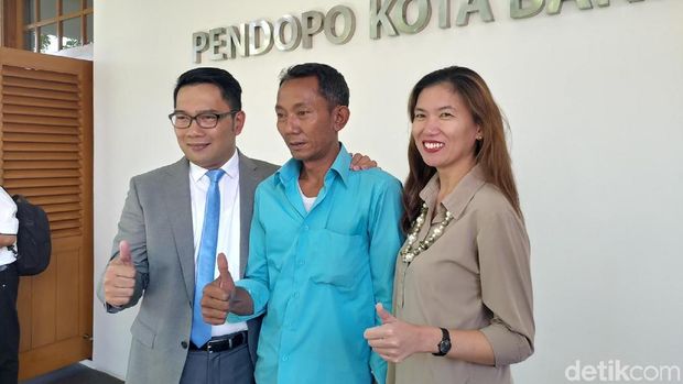 Sopir taksi teladan berfoto bersama Wali Kota Bandung Ridwan Kamil dan Anne
