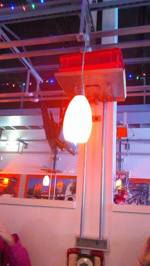  Makanannya diturunkan seperti pakai lift (Facebook/All abroad)