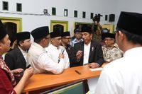 Presiden Joko Widodo (Jokowi) meresmikan Lembaga Keuangan Mikto Syariah 'Bank Wakaf Mikro' di Pesantren KHAS Kempek Cirebon.