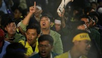 Polisi antihuru-hara sudah bersiaga dengan peralatan lengkap berupa helm dan tameng. 