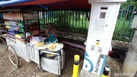 Di pinggir jalan yang banyak PKL juga sudah tersedia SPLU.