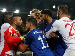 Jangan Ditiru! Fans Everton Ini Toyor Kepala Kiper Lyon Sambil Gendong Anak