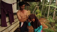 Beberapa orang tua bahkan rela mengawinkan anak gadisnya usai lulus SMP untuk menikah agar mengurangi beban ekonomi. Foto: Stefano Romano/Laskar Kampungku