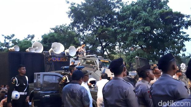  Polisi berjaga di lokasi demonstrasi mahasiswa dekat Istana, Jumat (20/10/2017