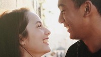Daffa Wardhana adalah anak dari artis senior Marini Zumarnis. Foto: Chelsea Islan dan Daffa Wardhana (Instagram)