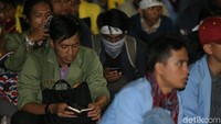 Massa yang berdemo di depan Istana Merdeka belum juga membubarkan diri. Polisi pun menyiagakan water cannon.
