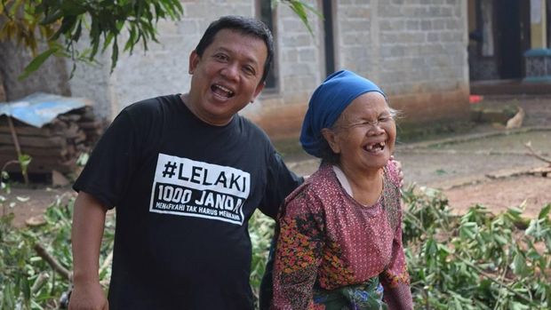 Roel bersama janda. 
