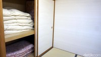Foto: Di dalam kamar, terdapat lemari yang menempel di dinding tempat menyimpan kasur. Lemari ini juga jadi tempat tidurnya doraemon. Orang Jepang menyebut lemari ini dengan Oshiire.  (Wahyu/detikTravel)
