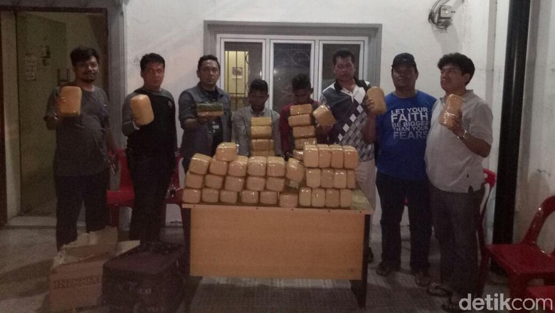 2 Pemuda Tepergok Bawa Koper Berisi 48 Kg Ganja di Medan 2 Pemuda Tepergok Bawa Koper Berisi 48 Kg Ganja di Medan