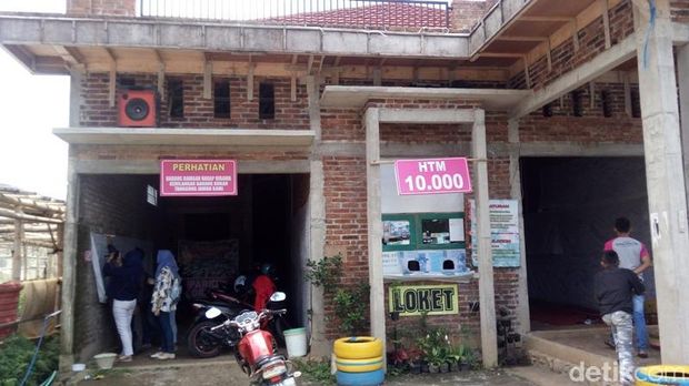 Loket pembelian tiket di Kebun Krisan di Kabupaten Semarang. 