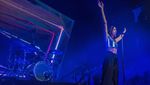 Melihat Dua Lipa Naik Panggung di Paris