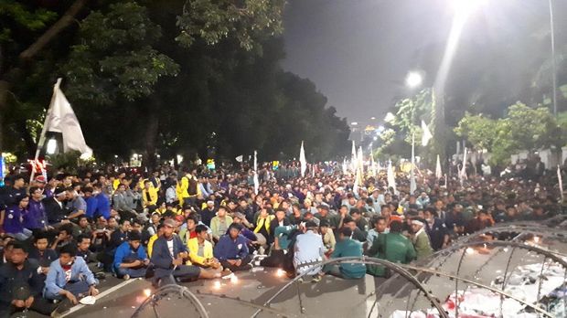 Massa masih bertahan di depan Istana Merdeka