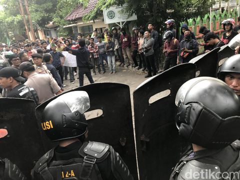 Demo Puluhan Mahasiswa Makassar Berujung Bentrok dengan Polisi