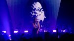 Melihat Dua Lipa Naik Panggung di Paris