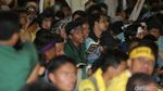 Foto: Tengah Malam, Mahasiswa Masih Bertahan di Depan Istana
