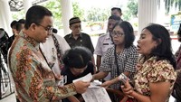 Momen menerima aduan warga ini juga diunggah Anies di Instagram. Foto ini diunggah pada Kamis (19/10) kemarin (Foto: Instagram Anies Baswedan)