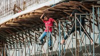 Flyover Cipinang Lontar dibangun untuk menghindarkan kendaraan agar tak melintas di persimpangan perlintasan kereta api di Cipinang Lontar. Selain itu, pembangunan proyek flyover tersebut berbarengan dengan adanya pembangunan proyek perlintasan kereta api ganda atau double-double track.