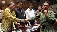 Rapat antara Komisi II DPR dan pemerintah sepakat menunda pengambilan keputusan tingkat I soal Perppu Ormas hingga Senin (23/10/2017). Hal ini dilakukan karena ada beberapa fraksi yang meminta waktu untuk konsolidasi internal.