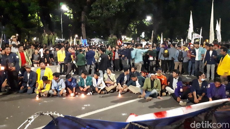 Diimbau Pulang, Massa Mahasiswa Selawatan Sambil Aksi Lilin Diimbau Pulang, Massa Mahasiswa Selawatan Sambil Aksi Lilin