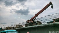 Meskipun struktur atas flyover di kedua titik tersebut mulai terlihat, keduanya belum tersambung. Para pekerja pun terlihat sibuk bekerja di bagian struktur atas flyover.