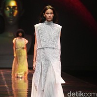 Sapto Djojokartiko menampilkan koleksi terbarunya dengan label Todjo di LAKME Trend Gala, Ballroom Rizt Calton Pasific Place, Jakarta. Rabu, 18/10/2017. [Foto: Mohammad Abduh/Wolipop]