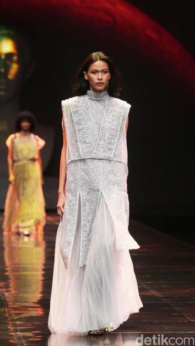 Sapto Djojokartiko menampilkan koleksi terbarunya dengan label Todjo di LAKME Trend Gala, Ballroom Rizt Calton Pasific Place, Jakarta. Rabu, 18/10/2017. [Foto: Mohammad Abduh/Wolipop]