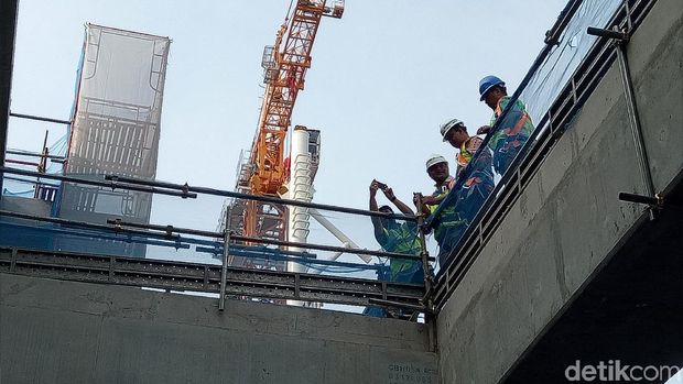 Anies dan Sandiaga tinjau proyek MRT / 