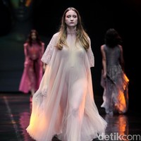 Sapto Djojokartiko menampilkan koleksi terbarunya dengan label Todjo di LAKME Trend Gala, Ballroom Rizt Calton Pasific Place, Jakarta. Rabu, 18/10/2017. [Foto: Mohammad Abduh/Wolipop]