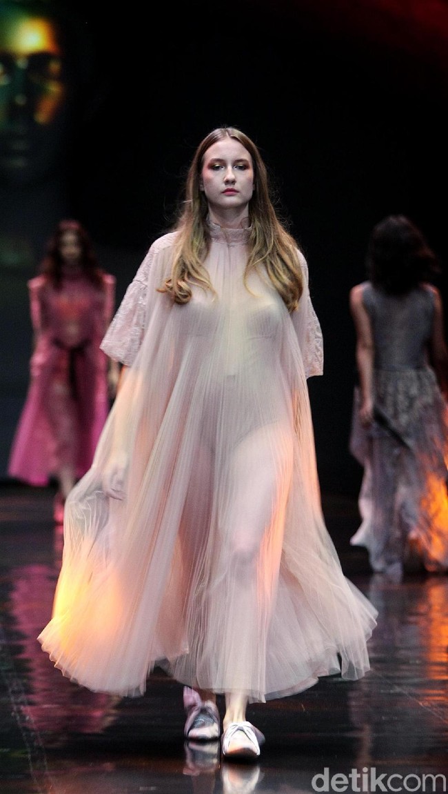 Sapto Djojokartiko menampilkan koleksi terbarunya dengan label Todjo di LAKME Trend Gala, Ballroom Rizt Calton Pasific Place, Jakarta. Rabu, 18/10/2017. [Foto: Mohammad Abduh/Wolipop]