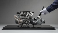 Perhatian terhadap detail miniatur ini sangat luar biasa. Setiap bagian menampilkan barcode dan label Bugatti asli. Foto: Pool Carscoops (miniatur mesin Bugatti)