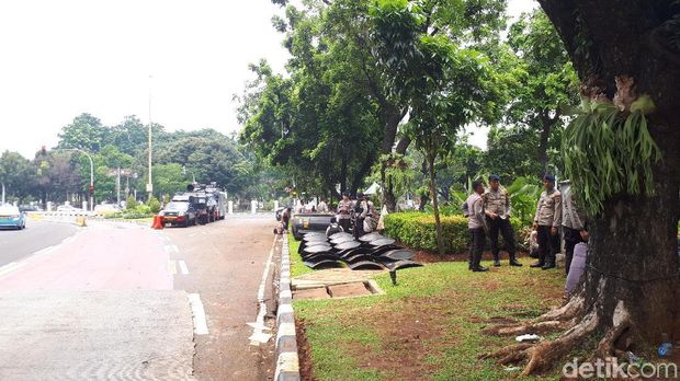 Polri yang mengawal aksi ini tak diperbolehkan bawa senjata api