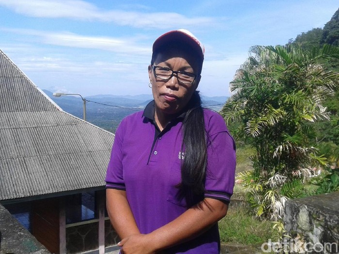 Sebagai pemandu wisata Oma Elen masih kuat untuk menaiki dan menuruni tangga lebih dari 1.000 anak tangga setiap harinya. Foto: Widiya Wiyanti/detikHealth Sebagai pemandu wisata Oma Elen masih kuat untuk menaiki dan menuruni tangga lebih dari 1.000 anak tangga setiap harinya. Foto: Widiya Wiyanti/detikHealth