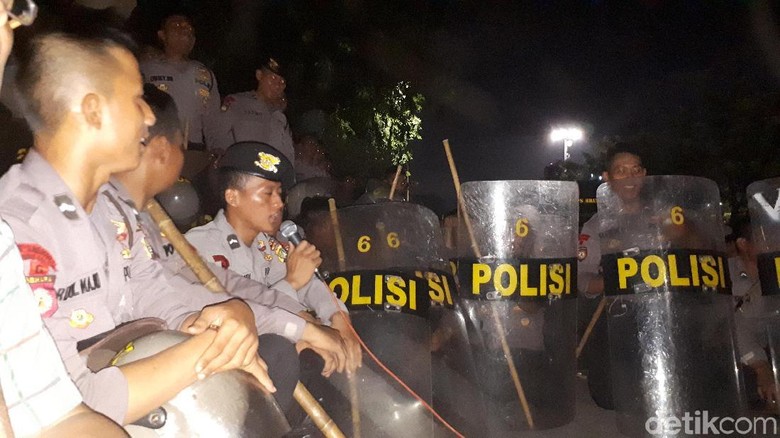 Dampingi Massa di Depan Istana, Polisi Zikir Bersama Dampingi Massa di Depan Istana, Polisi Zikir Bersama