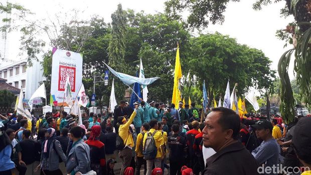 Mahasiswa demo pakai almamaternya masing-masing