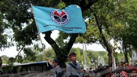 Para pengunjuk rasa yang mengatasnamakan diri BEM Se Indonesia itu membawa beberapa atribut aksi dari masing-masing kampus.