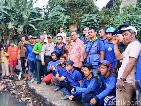 Gubernur DKI Anies Baswedan meninjau turap tanggul jebol di Jatipadang, Jaksel (Foto: Meilika Asanti/detikcom