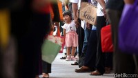 Ratusan warga DKI Jakarta rela antre panjang sejak Jumat (20/10/2017) pagi di anjungan Keong Mas, Taman Mini Indonesia Indah, Jakarta Timur.