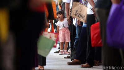 Ratusan Warga Antre Bikin e-KTP di TMII