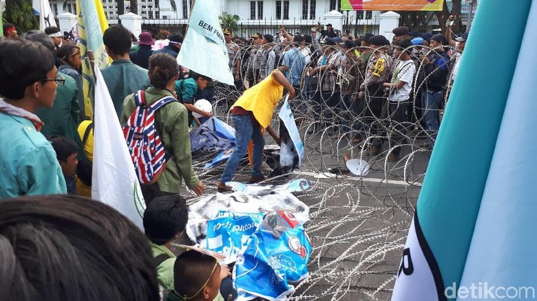 Massa di Depan Istana Terobos 1 Barikade Kawat Berduri Massa di Depan Istana Terobos 1 Barikade Kawat Berduri