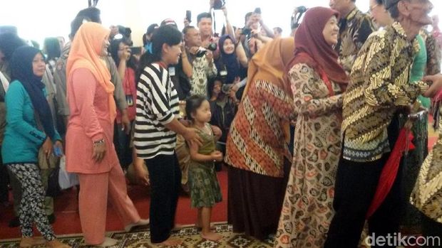Warga mengucapkan selamat