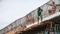 Para pekerja proyek flyover terlihat sibuk bekerja di Jalan Bekasi Timur Raya, Kamis (19/10/2017).