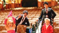 Neil Patrick harris dan kekasihnya, David Burtka berdandan ala Charlie Chaplin sedangkan anaknya menjadi James Dean dan Marilyn Monroe. (Dok. Instagram/nph)