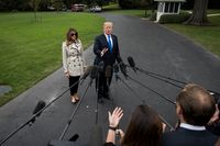 Ssst, Gosipnya Wanita di Samping Donald Trump Ini Melania Trump Palsu