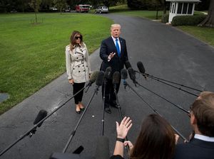 Ssst, Gosipnya Wanita di Samping Donald Trump Ini Melania Trump Palsu