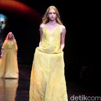 Sapto Djojokartiko menampilkan koleksi terbarunya dengan label Todjo di LAKME Trend Gala, Ballroom Rizt Calton Pasific Place, Jakarta. Rabu, 18/10/2017. [Foto: Mohammad Abduh/Wolipop]