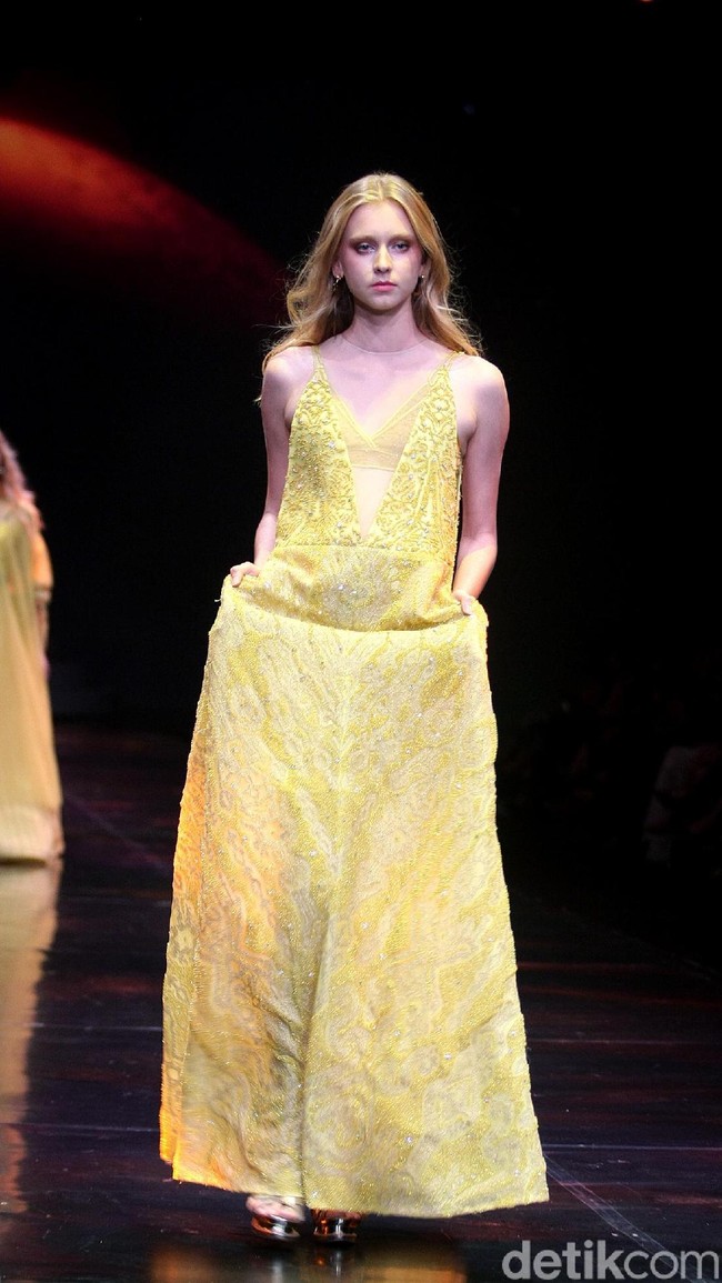 Sapto Djojokartiko menampilkan koleksi terbarunya dengan label Todjo di LAKME Trend Gala, Ballroom Rizt Calton Pasific Place, Jakarta. Rabu, 18/10/2017. [Foto: Mohammad Abduh/Wolipop]