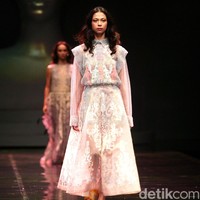 Sapto Djojokartiko menampilkan koleksi terbarunya dengan label Todjo di LAKME Trend Gala, Ballroom Rizt Calton Pasific Place, Jakarta. Rabu, 18/10/2017. [Foto: Mohammad Abduh/Wolipop]